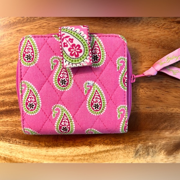 VERA BRADLEY Quilted Wallet
Brand New/ Never Used
Without Tags - Picture 6 of 7